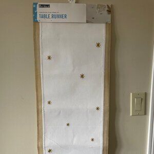 Harman Table Runner – Xmas Star  pattern 17”x72” NWT – mint condition